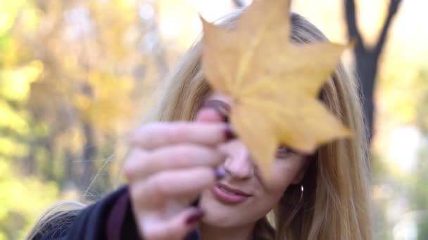 一个美丽而快乐的女人的慢动作画像 带着秋天的咆哮 带着微笑 — 图库视频影像