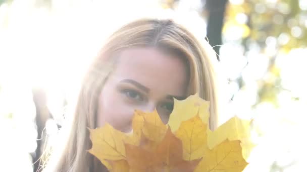 Красива Жінка Насолоджується Осіннім Днем Граючи Листям — стокове відео