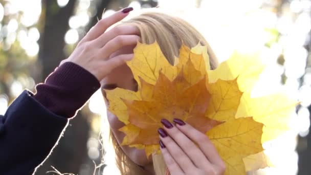 Slow Motion Girl Pozowanie Zdjęcia Liśćmi Stroju Jesiennym — Wideo stockowe