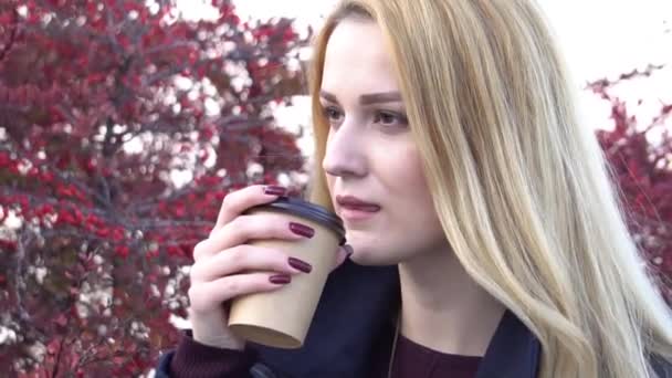 Positieve Vrouw Het Park Met Afhaalkoffie — Stockvideo