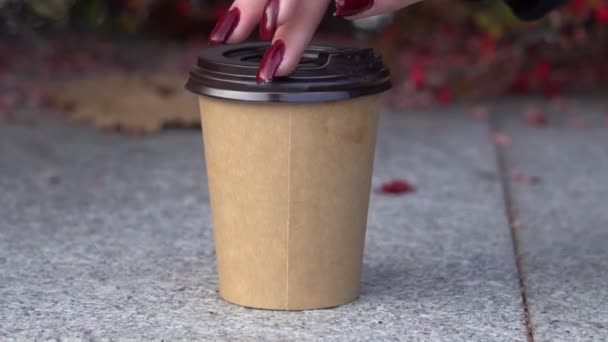 Крупный План Женской Руки Держащей Кофе Унести Ранним Утром Парк — стоковое видео