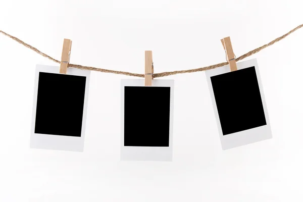 Polaroid fotoğraf çerçeveleri ip üzerinde. 