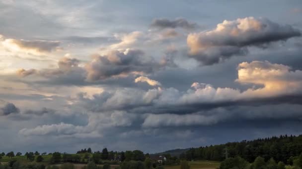 พายุที่เกิดขึ้นระหว่างพระอาทิตย์ตกถูกยิงเป็น Timelapse — วีดีโอสต็อก