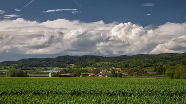 Clouds tváření nad farmu, timelapse — Stock video