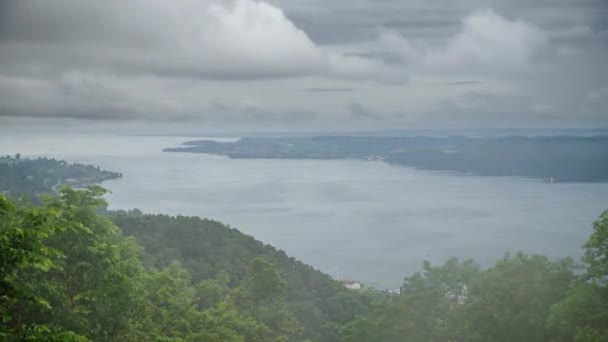 Snel bewegende wolken over een meer in Duitsland, Time Lapse — Stockvideo