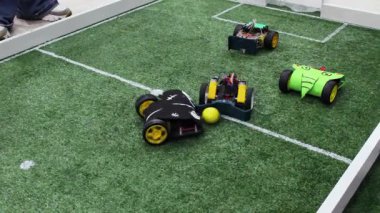 Neiva, Huila, Kolombiya - 07 Kasım 2025 - Robotlar bir konferans merkezinde teknoloji ve yapay zeka etkinliği sırasında sahada topla futbol oynuyorlar