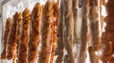 Torbalar dolusu lezzetli achira bisküvileri Neiva, Huila, Kolombiya 'daki ticari bir kurumun içinde asılı duruyor. Gastronomi ve seyahat kavramı