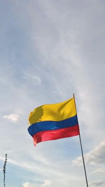 Kolombiya bayrağı Kolombiya, Huila, Villavieja 'da turist gezisi sırasında Tatacoa Çölü' nde güzel mavi bir gökyüzüne karşı dalgalanıyor. Vatanseverlik kavramı