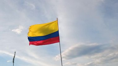 Kolombiya bayrağı Kolombiya, Huila, Villavieja 'da turist gezisi sırasında Tatacoa Çölü' nde güzel mavi bir gökyüzüne karşı dalgalanıyor. Vatanseverlik kavramı