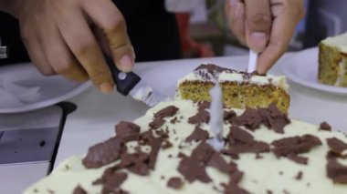 Tanınmayan Latin bir kadının elleri tabaktaki bıçakla bir dilim çikolatalı pasta servis ediyor. Sağlıklı gıda ve diyet kavramı