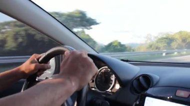 Güney Kolombiya, Huila, Neiva 'ya turist gezisi sırasında araba süren tanınmamış bir adamın kolları. Ulaşım ve hafta sonu etkinliği kavramı