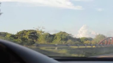 Neiva, Huila, Kolombiya 'ya giderken gün batımında metal bir köprü manzarası. Mimarlık ve ulaşım kavramı