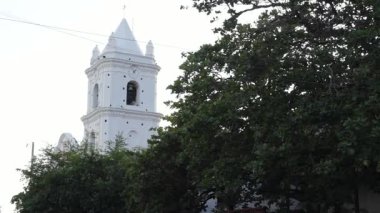 Kuzey Huila, Kolombiya 'da Aipe belediyesindeki ana kilisenin cephesinde büyük bir ağacın yanında. Din ve turizm kavramı