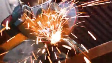 Bir metal işçisi Neiva, Huila, Kolombiya 'daki bir metal atölyesinde demir çubuk kesmek için elektrik ve kablosuz öğütücü kullanıyor. El yapımı ve küçük işletme kavramı