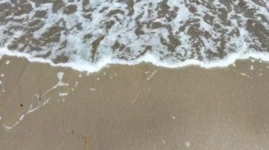 Kara kumsal manzarası ve dalgalı okyanus dalgaları kıyı şeridi, Java Denizi, Endonezya.