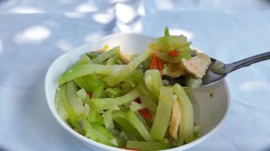 Geleneksel Endonezya yemekleri görüntüsü. Asya mutfağı sayur jipang veya kızartma chayote veya tumis labu siam.