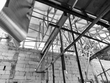 İnşaat için çelik çatı iskeleti. Seçici odak.