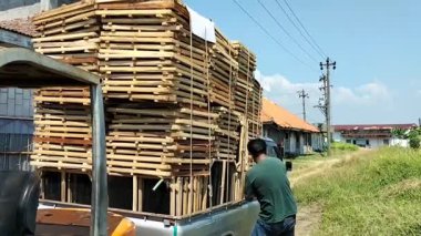 Yolun kenarına aşırı yüklü bir araba park edilmiş. Seçici odak. 