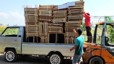 Yolun kenarına aşırı yüklü bir araba park edilmiş. Seçici odak. 