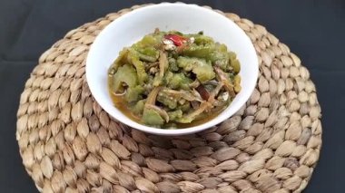 Kızarmış kavun (Pare) ve biberli beyaz kâse manzarası. Tipik bir Endonezya sebze yemeği. Lezzetli kızarmış kavun. Görüntü.