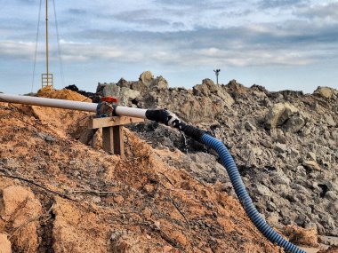 Sıvı pompalamak için birbirine bağlı borular. Drenaj sistemi. Yakın plan..