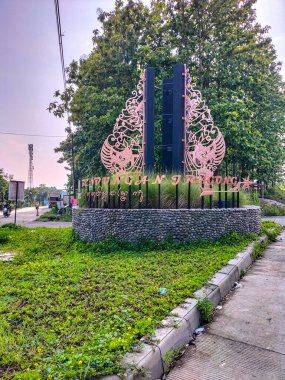 Doğal arka planı olan Jragung Barajı ikonunun yakın görüntüsü. Jragung Baraj Projesi.
