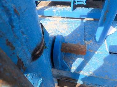 Sondaj kulesinin yakın görüntüsü. Derin kuyular kazıyoruz. Çamur kazmak için çukur. Sondaj ekipmanları. Mineral keşfi. Toprağı donduran kuyu aygıtı..