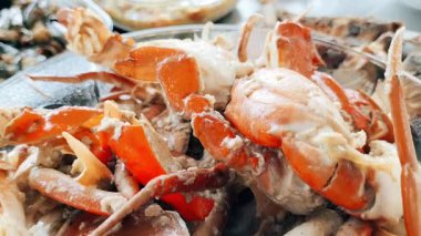 Baharatlı tuzlu ve biberli kızarmış yengeç, deniz ürünleri tarzı. Endonezya yemekleri.