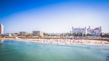 Bir Port Elizabeth beach sahildeki insanlara bakmak