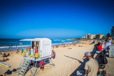 Bir Port Elizabeth beach sahildeki insanlara bakmak