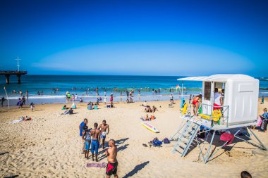 Bir Port Elizabeth beach sahildeki insanlara bakmak