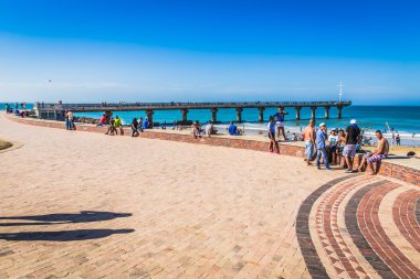 Bir Port Elizabeth beach sahildeki insanlara bakmak