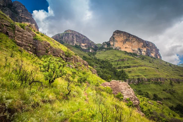 Yolda Drakensberg için — Stok fotoğraf