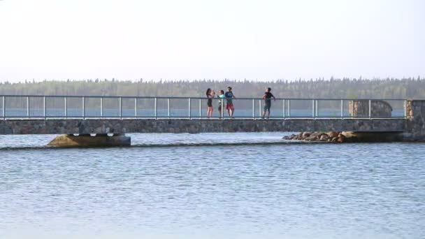 Grupo de personas tomando fotos en el puente — Vídeos de Stock