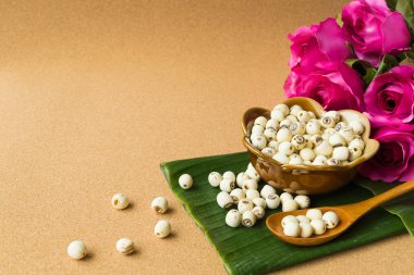 Lotus tohum muz yaprağı, cork ahşap doku arka plan üzerinde seramik Kupası