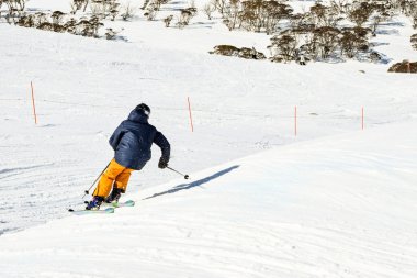 Avustralya'da bir kayak ders Cross yarış kayakçı
