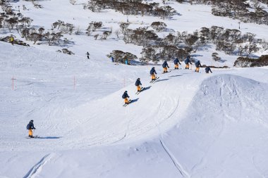 Avustralya'da bir kayak ders Cross yarış kayakçı