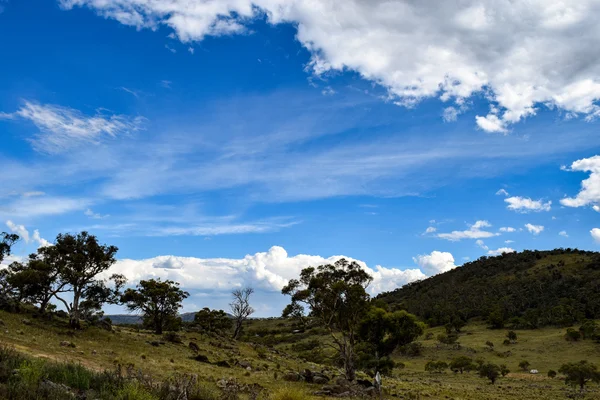 Landsbygdens landskap med berg och mulen himmel — Stockfoto