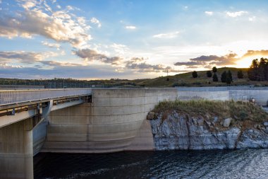 Jindabyne baraj duvar dağ arka plan ile yol