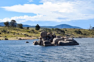 'Merak kayalar' ve göl Jindabyne Avustralya