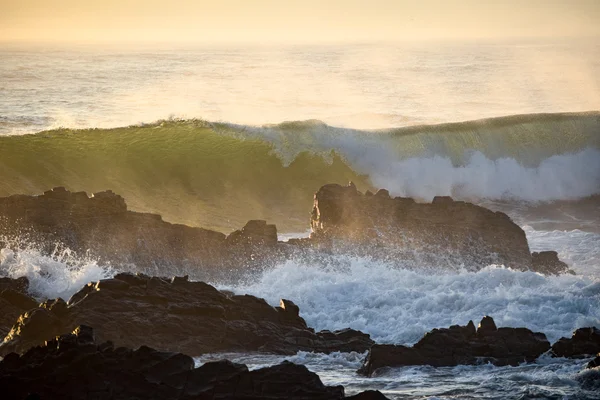 Волны, разбивающиеся о скалы во время прилива океана — стоковое фото