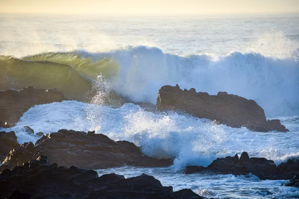 Ondas a cair sobre rochas da maré matinal do oceano — Fotografia de Stock