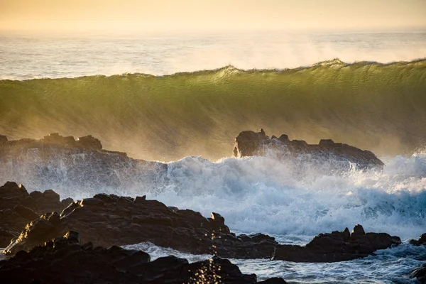 Ondas a cair sobre rochas da maré matinal do oceano — Fotografia de Stock