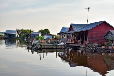 Tonle Sap Gölü, Kamboçya üzerinde kayan köy evleri