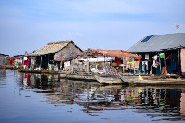 Tonle Sap Gölü, Kamboçya üzerinde kayan köy evleri