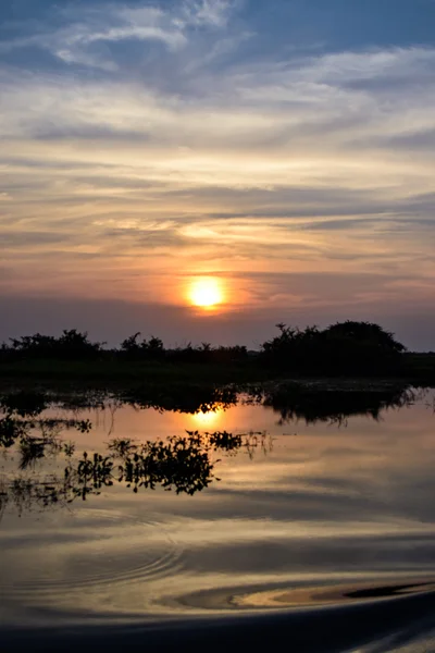 Pôr do sol em Tonle Sap Lake, Camboja durante o verão — Fotografia de Stock