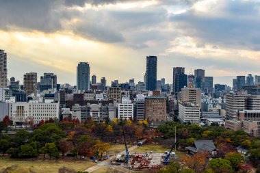 Osaka cityscape bulutlu gökyüzü ile