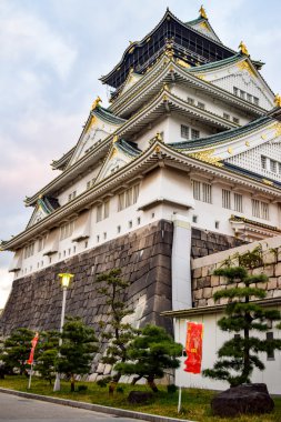 Osaka Kalesi - bahçevan ağaçları ile kaplı