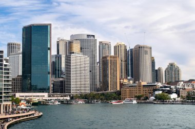 Dairesel Quay Feribot Terminali ve Sydney Harbour on The Rocks