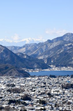 Kar Mt Mitsutouge Gölü Kawaguchiko ötesinde şapkalı